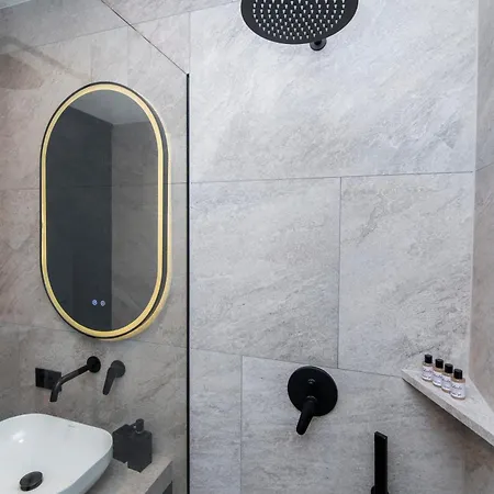 Гостевой дом Felicita Deluxe With Free Parking 4*